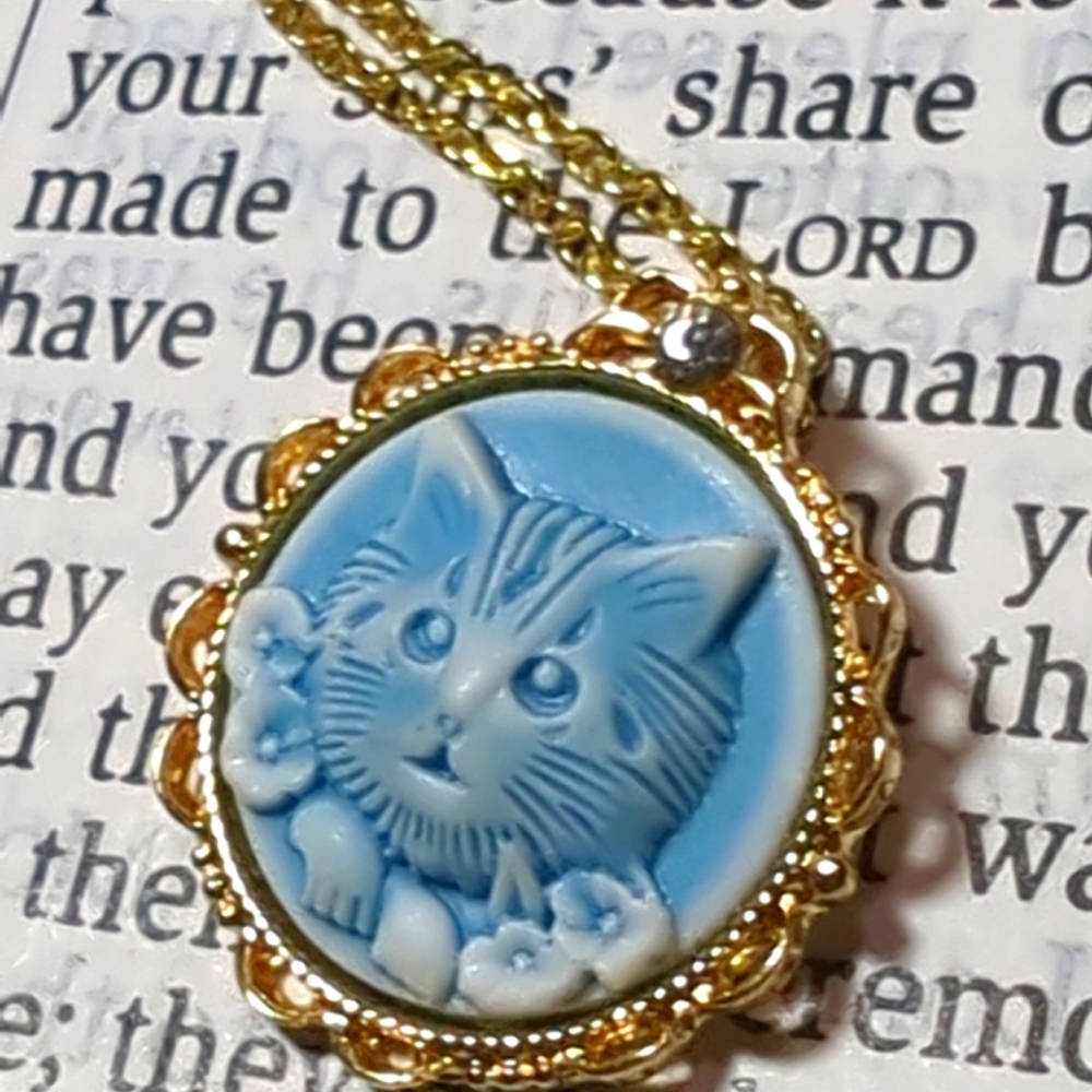 Cameo KITTY CAT NWOT  NECKLACE PENDANT Blue/White 18K Gold PLATE CHAIN NWOT - Picture 8 of 10